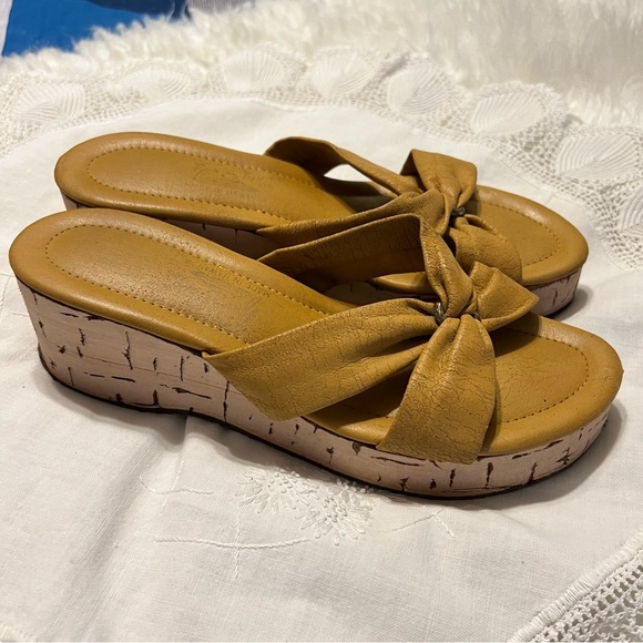 Vintage Island Slipper Wedge Sandals Shoes Made in Hawaii No Size but Approx 8 - Picture 1 of 16